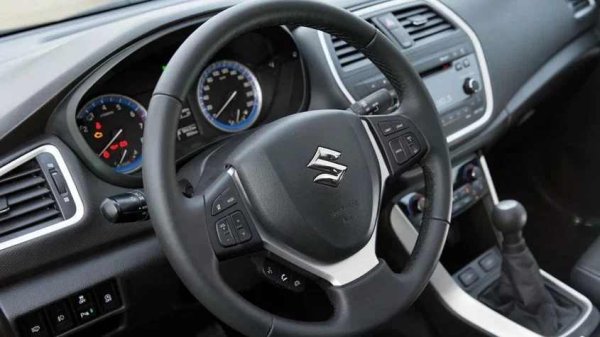 При второто поколение на SX4 кормилният механизъм е с електрически усилвател. Въпреки че като цяло е надежден, ако карате по лоши пътища, още към 100 000&ndash;150 000 км втулките на рейката се разбиват. Това се усеща като характерно тропане и вибрации във волана при минаване през неравности. На хубав асфалт проблемите идват чак след 200 хиляди километра.

Какво да се направи?

Разтропа ли се рейката, не бързайте да купувате нова цяла част. Проблемът най-често се решава със смяна на износените пластмасови втулки с подсилени (изработени от тефлон или Полиамид 6), което излиза доста по-тънко и често е по-здраво от оригинала. Покрай ремонта на рейката е умна идея да освежите също кормилните щанги и накрайниците.
